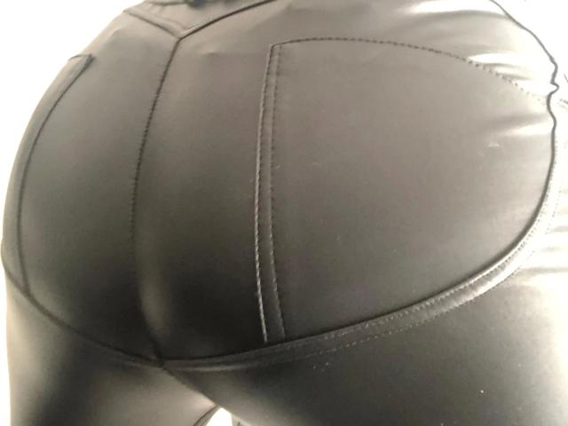 Sekretaerin41-hot's black leather butt is prominently featured in the image, with two visible pockets and smooth, shiny material. The focus is on her tight, shiny ass.