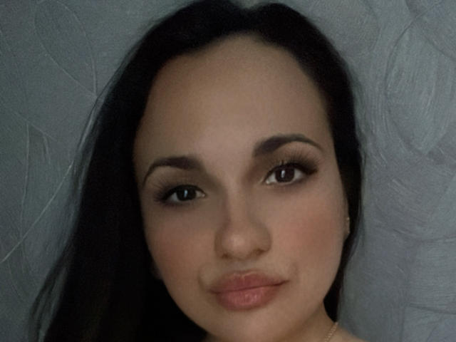 MelissaXHotty hat dunkelbraune Augen, dicke Augenbrauen und ein leichtes Lächeln. Sie trägt dezentes Make-up mit langen Wimpern, und ihr schwarzes Haar ist offen. Sie ist ein süßes Mädchen..