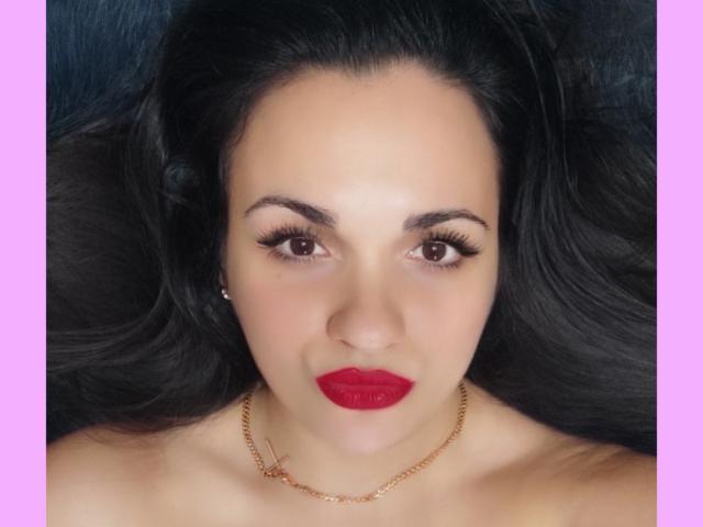 MelissaXHotty tiene el cabello oscuro y ondulado, ojos marrones y lápiz labial rojo. Lleva un collar dorado con una pequeña cruz. Sus senos no son visibles..