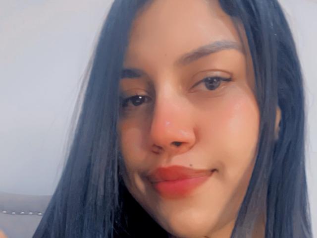 Stephanie Davies heeft lang zwart haar, bruine ogen, een neusring, rode lippenstift en een lichte glimlach, met een kleine moedervlek onder haar rechteroog. Haar huid is lichtbruin..