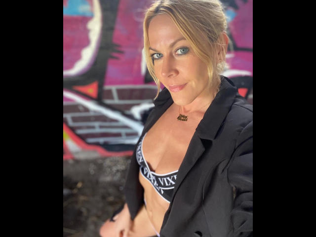 Miley-Weasel - Live sex cam - 20447254