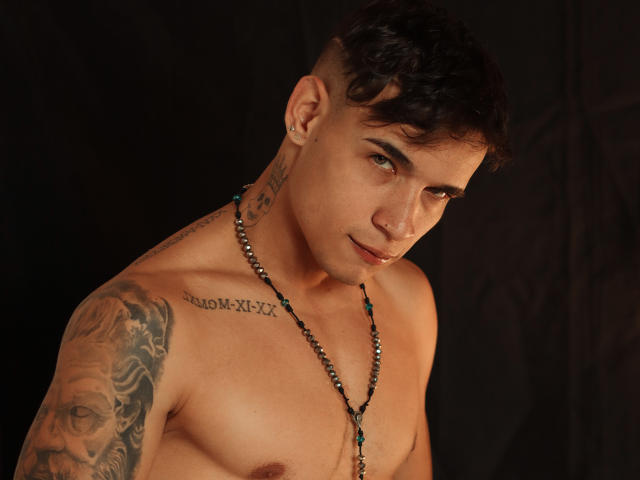 AlessandroHot69 - Sexe cam en vivo - 20455274