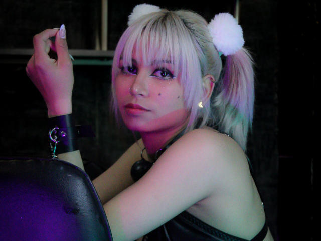 AveryFoxy - Live porn &amp; sex cam - 20490110