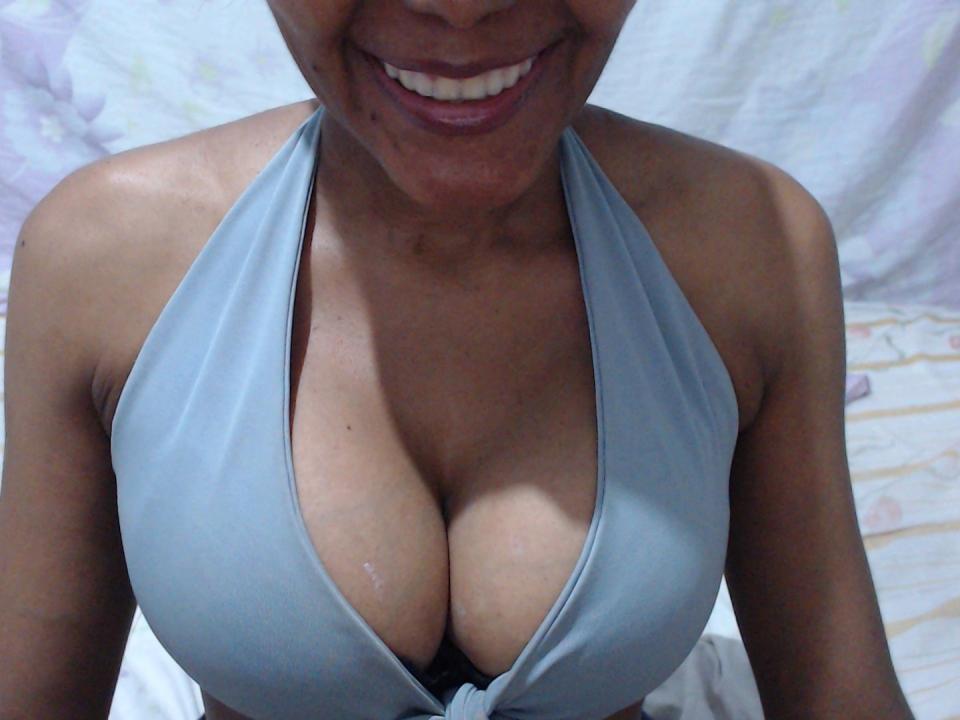 Live porno with AliciaWet, a toned body black hair shaved vagina ...