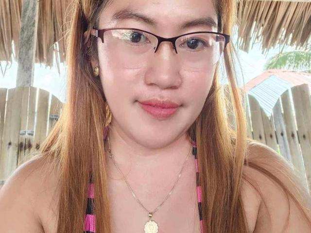 Xenia69 heeft een lichte huid, rood haar, een bril, roze lippenstift en een gestreept bikini topje. Ze draagt een gouden ketting met een ronde hanger. Haar borsten zijn klein..