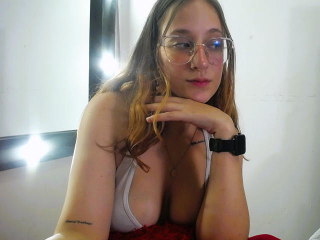 LauraCutee - Live porn &amp; sex cam - 20696610