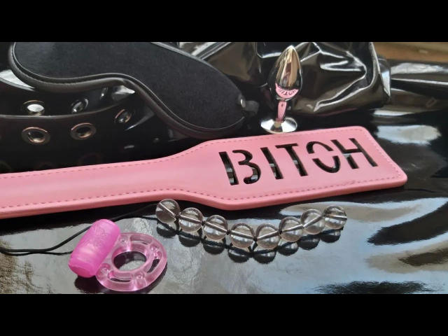 Tappo anale rosa, catena di perline trasparenti, telecomando rosa e borsa in pelle nera con superficie lucida. Set di giocattoli BDSM di Circea-hot..