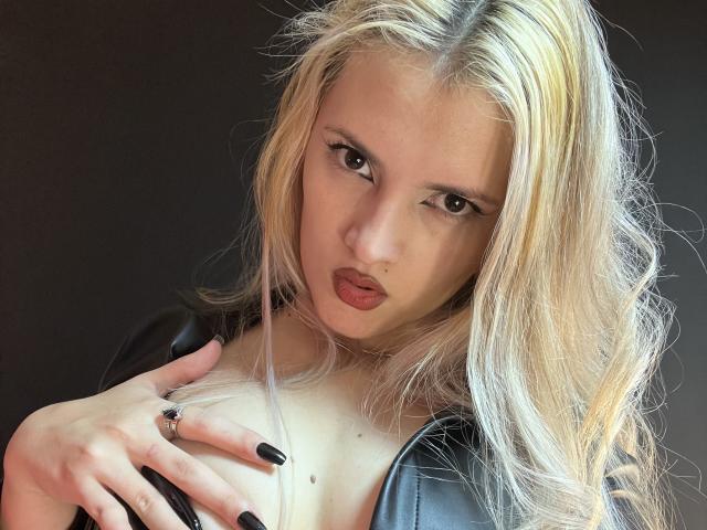 FiorellaStrong - Live porn &amp; sex cam - 20729806