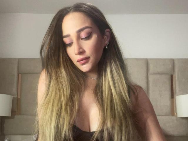 ArianaLu - Live porn &amp; sex cam - 20977214