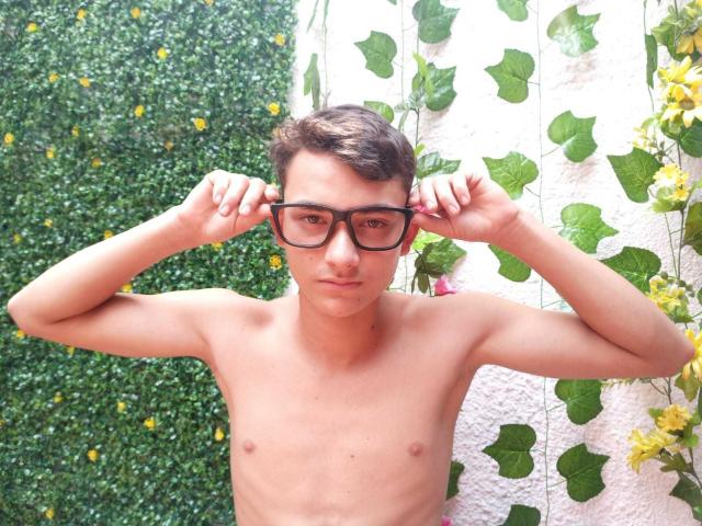 LiamHottestToy - פורנו בשידור חי ומצלמת סקס - 21009238