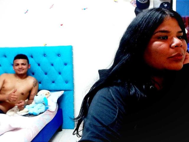 LatinStyleX avec des cheveux noirs, portant une chemise noire, avec une expression boudeuse, au premier plan. LatinStyleX sans chemise, avec un tatouage, souriant, sur un lit avec une tête de lit bleue, des peluches en arrière-plan..