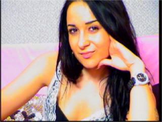Adellinee - Webcam nude with a well built Girl 