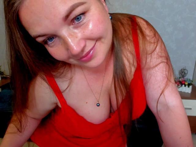 RysaLocka heeft een glanzende, bezwete huid, blauwe ogen en een schattige glimlach. Ze draagt een rode tanktop met een diep decolleté en heeft een ketting met een blauwe steen..