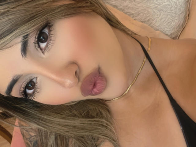 MaeCollins - Live Sex Cam - 21165090