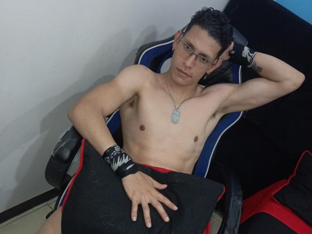 KrixoHotFit - Live porn &amp; sex cam - 21186810