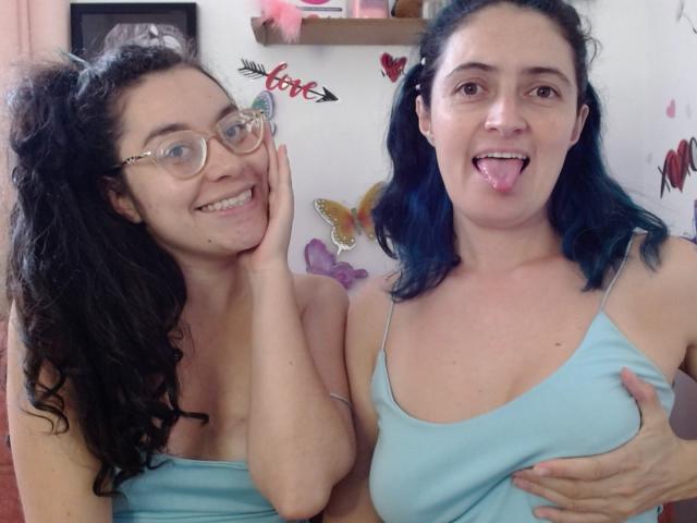 LunaVenus, con cabello negro rizado y gafas, sonriendo y sosteniendo su mejilla. LunaVenus con cabello azul, con la lengua afuera, vistiendo una camiseta sin mangas azul claro, con una mano en sus senos..