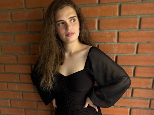 CarolineHott69 - Live sex cam - 21374074