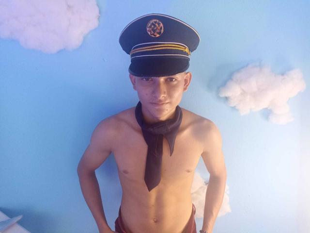 LiamHottestToy - сексуальная веб-камера в реальном времени - 21384094