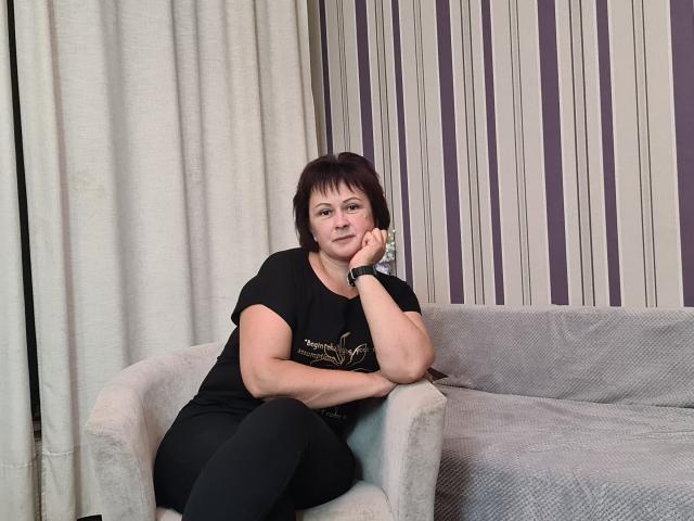 Digital illustration of a minimalist style featuring a large, bold, vertical, black letter "E" with a red gradient. Simple, clean lines, flat colors, and a modern, geometric aesthetic.