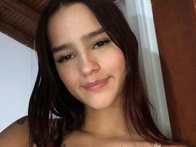 Melody Mansson ha un viso carino, occhi marroni, lunghi capelli castano scuro e un piccolo sorriso con un leggero accenno di labbra. Il suo seno non è visibile e ha un tatuaggio..