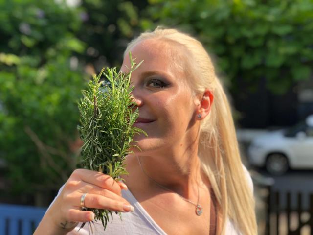 MollyMarmalade, oben ohne, mit einem amerikanischen Flaggen-Bandana, hält ihren Finger an ihre rosafarbenen Lippen, zeigt Sommersprossen und dunkelbraunes Haar, trägt ein weißes Armband..