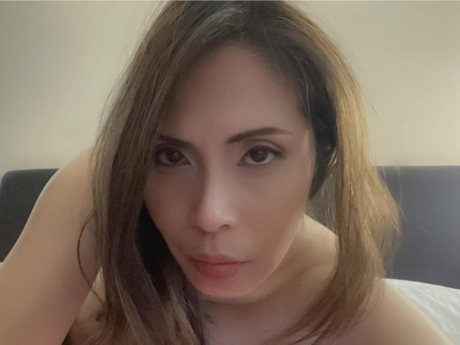 VictoriaArdne has light brown hair, brown eyes, and is pouting her lips. She's naked, showing her shoulders and upper chest. Her face is centered in the shot.