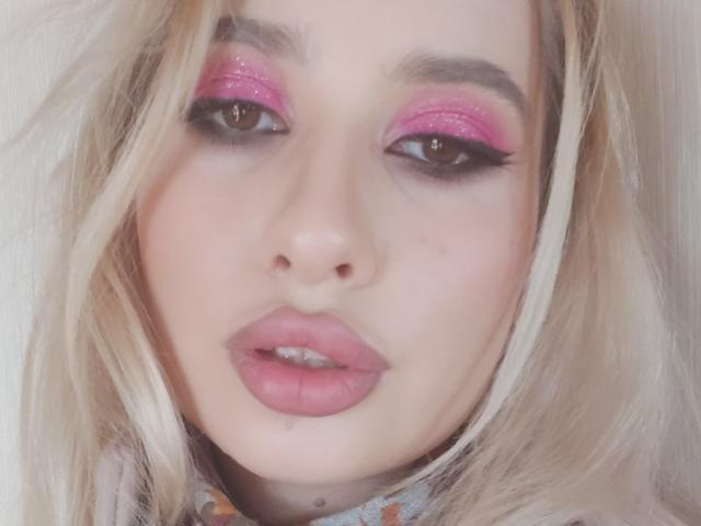 ElzaKomx - Live Sex Cam - 21535897