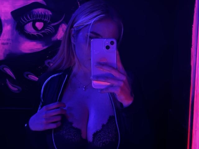 LauraFeng - Live porn &amp; sex cam - 21586401