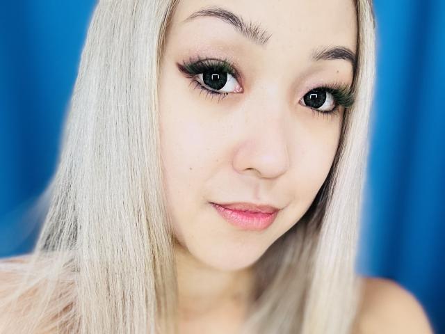 RenyLime tem cabelo loiro, delineador verde e batom rosa. Seus olhos pretos são grandes e têm cílios longos e grossos. Ela tem um nariz pequeno e delicado e um sorriso discreto..
