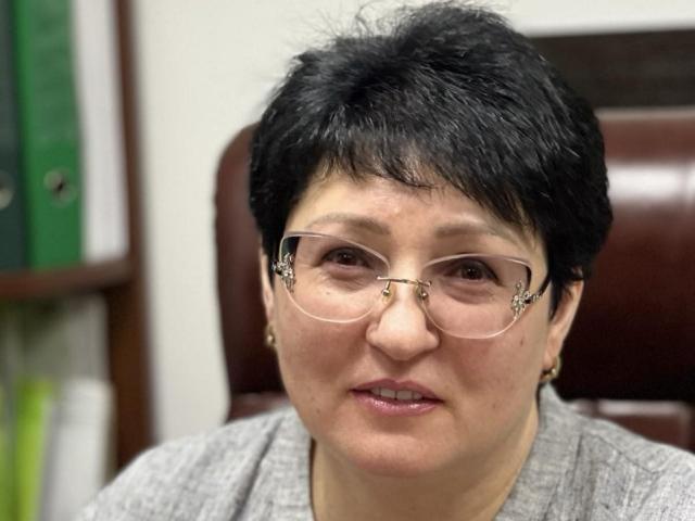 Flat, minimalist design of a large, bold letter "L" in the center. Soft, gradient pink and red colors. Simple, clean lines. Modern, stylized, geometric approach. No texture or shading.