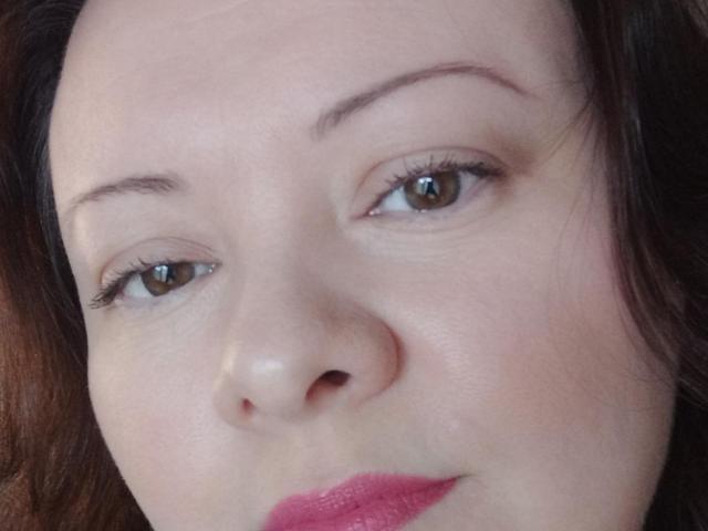 Il viso di MayDreamy ha la pelle chiara, occhi marroni, sopracciglia sottili e rossetto rosa. Ha un leggero sorriso e i suoi capelli castani sono parzialmente visibili..