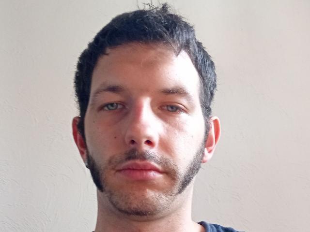 Aure69 heeft kort zwart haar, een baard en een enigszins serieus gezicht met lichtblauwe ogen, die vooruit staren. Zijn huid is licht van kleur met een paar kleine oneffenheden..