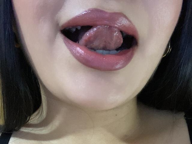 Flat, minimalist style. Solid, light beige coat of arms with red border in lower right. Simple, geometric lines. Coat of arms centered, slightly raised. Clean, modern design.