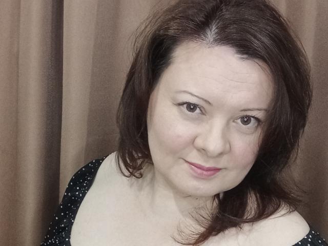 MayDreamy ha la pelle chiara, gli occhi marroni e i capelli castani di lunghezza media. Indossa una maglietta nera con pois e un taglio basso, che mette in mostra le sue spalle scoperte e il décolleté..
