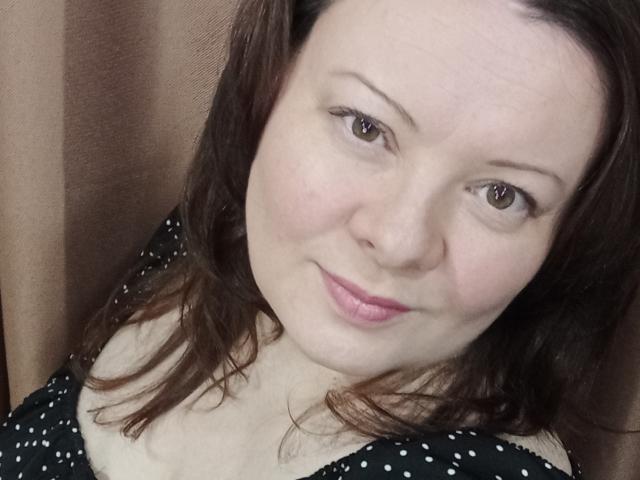 MayDreamy ha la pelle chiara, gli occhi marroni e i capelli castano medio, mossi. Sorride, mostrando le labbra rosate, e indossa una maglietta nera a pois, che lascia intravedere leggermente il seno..