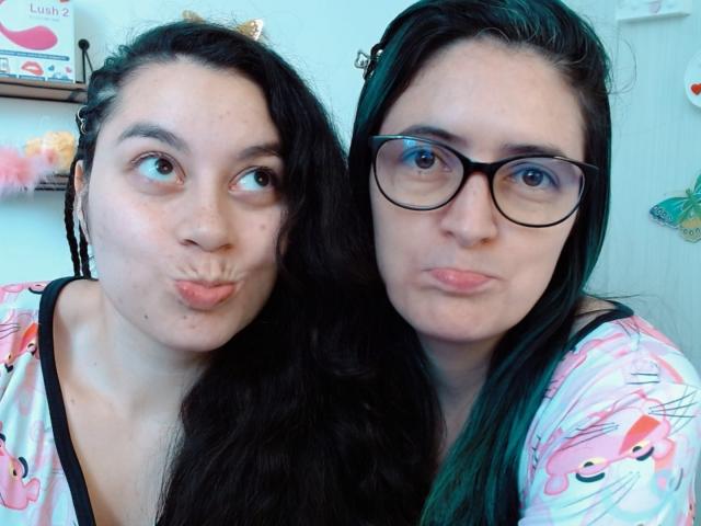 LunaVenus, con cabello negro largo, orejas de gato, labios fruncidos y una cara linda, junto a LunaVenus con cabello verde, gafas y pijamas rosas con estampado de gatos..