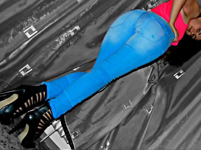 AddictedToUTS - Show exciting with this average body Shemale 