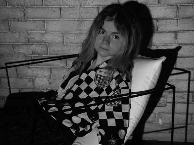 TinaRedly - Live Sex Cam - 22043017