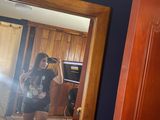 SharonKlart - Live Sex Cam - 22070181