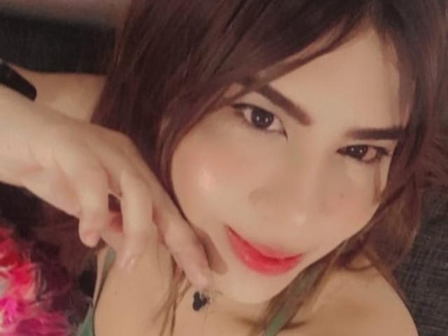 A flat, stylized design with five bold, red letters "L" forming a pentagon in the center. Each "L" is evenly spaced, with a subtle gradient from dark to light.