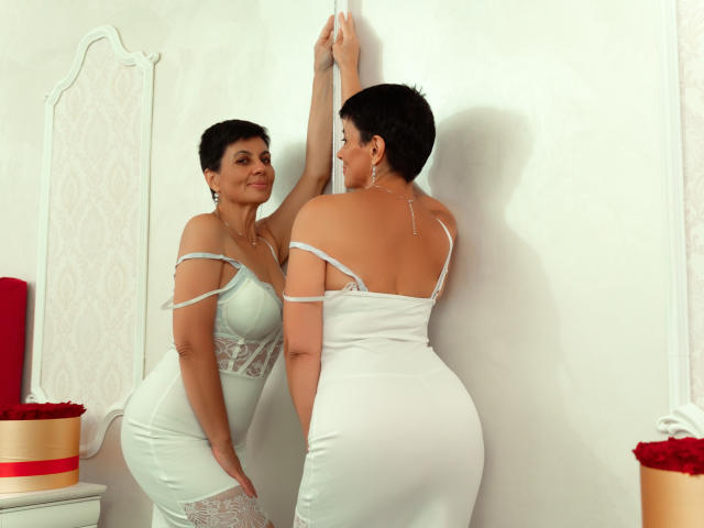 OneHotPenellope - Live porn &amp; sex cam - 22091221