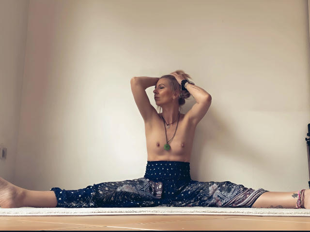 EmmaCrow-hot - Live porn &amp; sex cam - 22091433