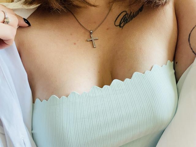 I seni di KarKutie sono coperti da una maglietta a coste, di colore azzurro chiaro e con bordi ondulati. Indossa una collana con una croce e ha un tatuaggio con il nome "Carissa" sul lato destro del petto. Le sue unghie sono dipinte di nero..