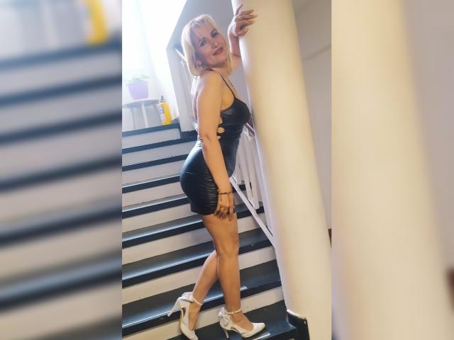 GiuliaAddams - פורנו בשידור חי ומצלמת סקס - 22096121