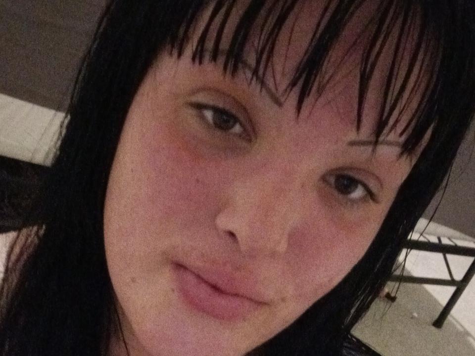 NatiPars a les cheveux noirs, lisses et brillants, une peau rose pâle, et des joues légèrement rouges avec quelques petites imperfections. Elle regarde l'appareil photo avec un demi-sourire et des yeux marrons détendus..