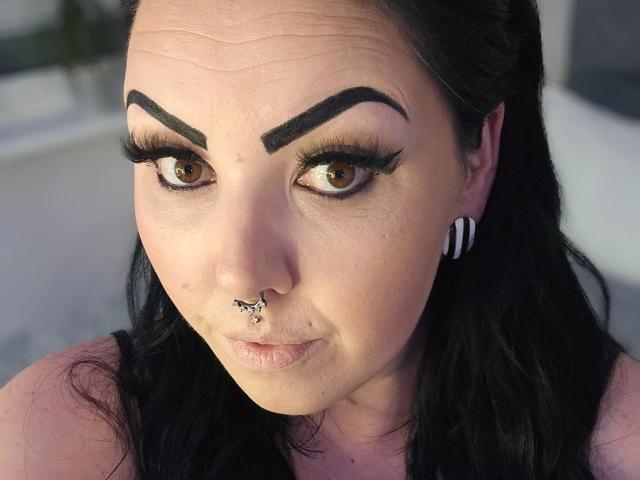 TinyDiamond88-hot heeft zwarte wenkbrauwen, bruine ogen, dikke wimpers, een zwarte neusring, een piercing in de onderlip en oorbelletjes met zwarte en witte strepen. Ze heeft donker haar..