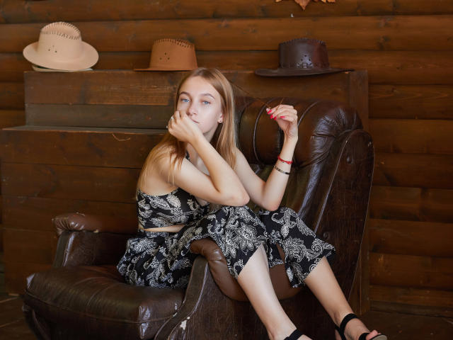 EmiliaMarisa - Live porn &amp; sex cam - 22251825