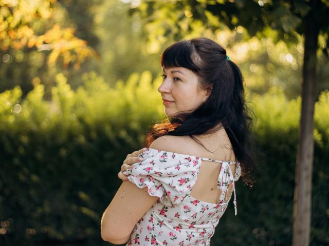 A digital illustration with a muted color palette. Central white paper with red Chinese characters. Faded yellow "C" and "V" in upper left. Soft, blurred edges. Minimalistic style.