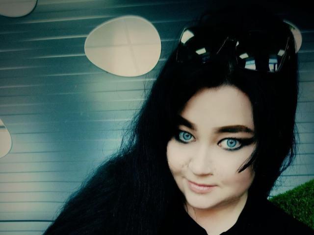 KrooxJust ha la pelle chiara, gli occhi azzurri, un trucco scuro e i capelli neri, con gli occhiali da sole in testa. Sorride, ha un piccolo piercing al naso e un aspetto carino e seducente..