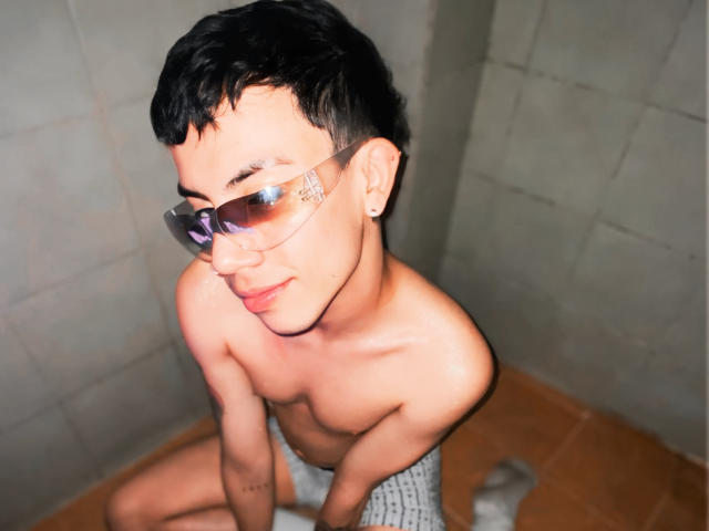 AaronBlink - Live sex cam - 22310377